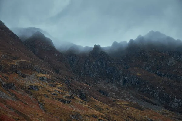 Escocia montañas cubiertas de nubes —  Fotos de Stock