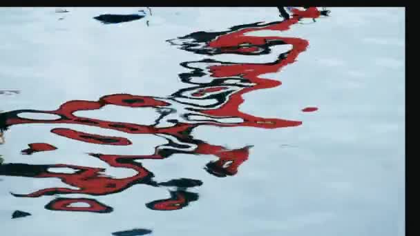 Красная лодка отражение на воде — стоковое видео
