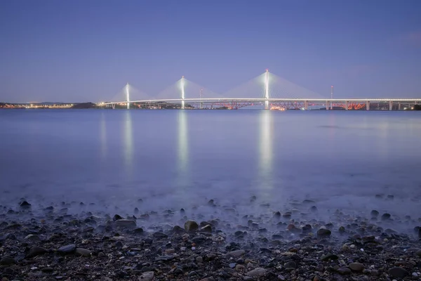 Άποψη μιας πέτρινης ακτής της θάλασσας και της γέφυρας στο βάθος — Φωτογραφία Αρχείου