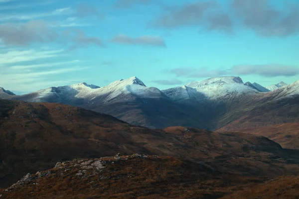 Magnífico paisaje de picos montañosos cubierto de nieve al atardecer — Foto de Stock