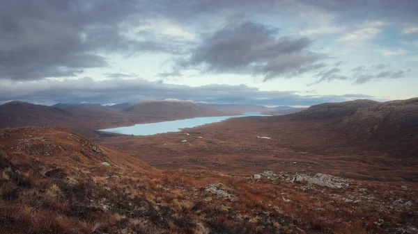 Magnifik panorama över fjälldal och sjö — Stockfoto