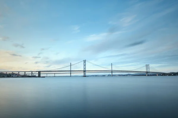 Mavi gökyüzüne karşı iki köprü