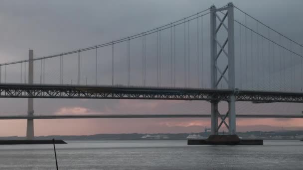Dua jembatan dan awan bergerak saat matahari terbenam — Stok Video