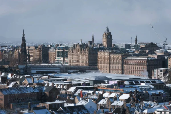 Верхній вигляд зимового міста Единбург покрив сніг. Стокове Фото