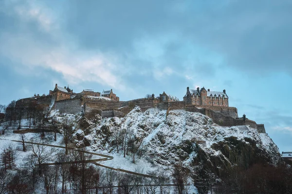 Старий шотландський замок на скелі, вкритий снігом взимку. Ліцензійні Стокові Фото