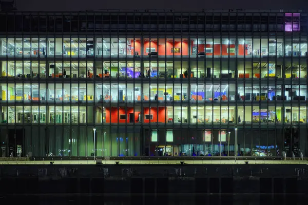 Geceleri ofis binası