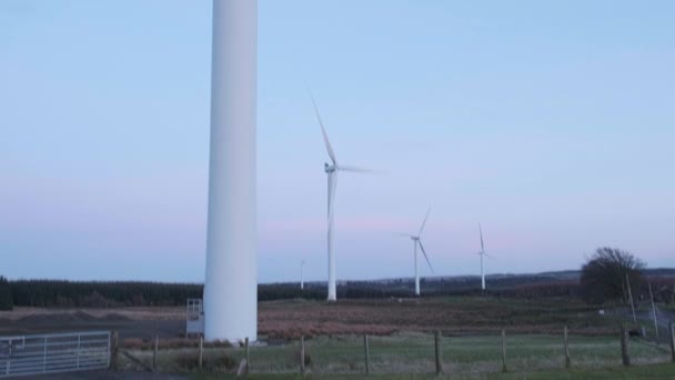 Turbine eoliene ale unei centrale electrice pentru generarea de energie electrică în mediul rural cu șosea și gard — Videoclip de stoc