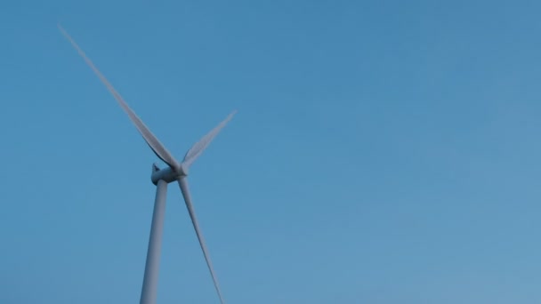 Vista cercana de un molino de viento — Vídeo de stock