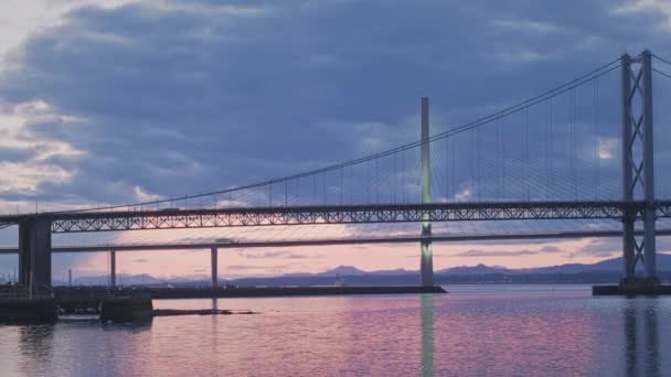 Widok na zachód słońca z Queensferry Crossing Bridge i Forth Road Bridge — Wideo stockowe