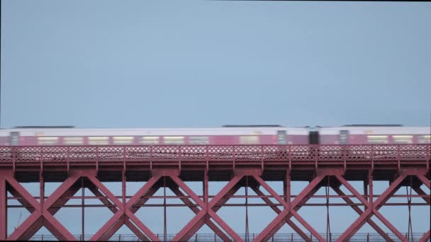 Un tren se mueve a lo largo de un viejo puente ferroviario victoriano — Vídeo de stock