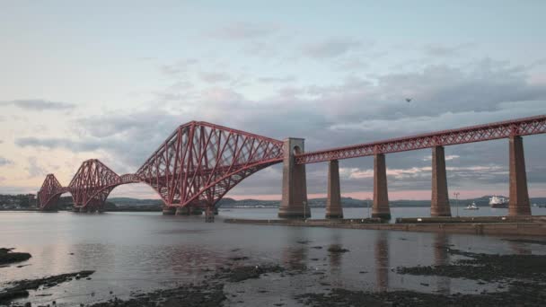 Un train circule le long d'un vieux pont ferroviaire victorien — Video