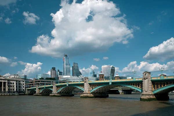 런던 시와 사우스 워크 교 위에 떠 있는 큰 구름 — 스톡 사진