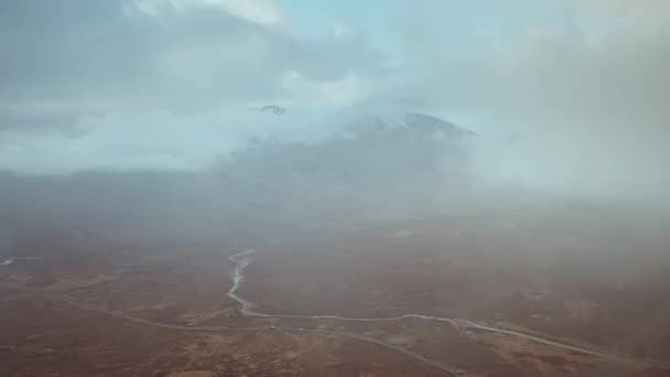 Nuvens movendo-se sobre uma estrada de montanha no vale e pico da montanha — Vídeo de Stock