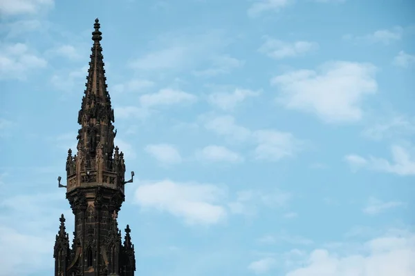 Vista do topo do Monumento Scott contra o céu azul — Fotografia de Stock