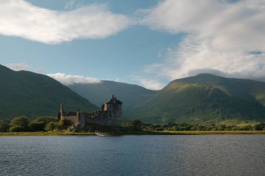 Kale bir göl üzerinde harabe