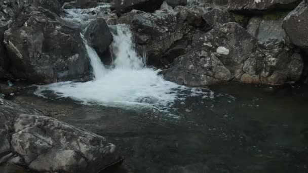 Ruscello di montagna con cascata d'acqua sull'Isola di Skye — Video Stock