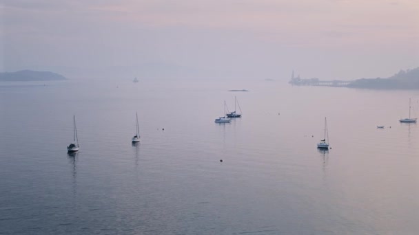 해질 녘에 닻을 내린 요트로 모습을 본 모습 — 비디오