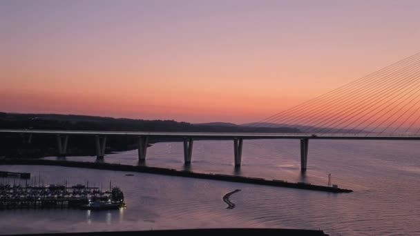 Blick auf eine große Drei-Turm-Schrägseilbrücke bei Sonnenaufgang — Stockvideo