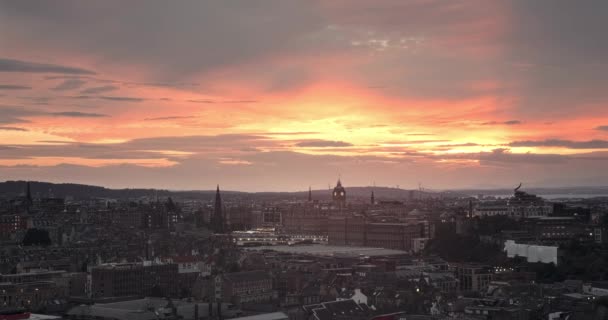 Blick von oben auf die Stadt Edinburgh vor dem Hintergrund des Sonnenuntergangs — Stockvideo