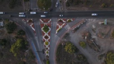 Arabalar ve caddelerle kentsel kavşağın hava aracı görüntüsü. Modern ulaşım ve şehir altyapısı kavramı. Türkiye