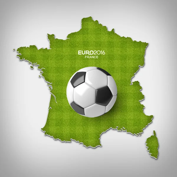 Футбольный мяч на карте Франции с видом на зеленое полосатое футбольное поле . — стоковое фото