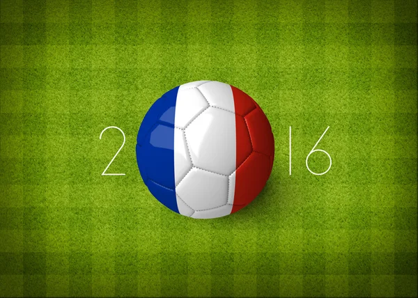Футбольный мяч с флагом Франции на фоне зеленого полосатого футбольного поля . — стоковое фото
