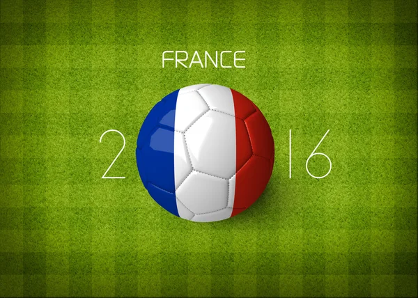 Футбольный мяч с флагом Франции на фоне зеленого полосатого футбольного поля . — стоковое фото
