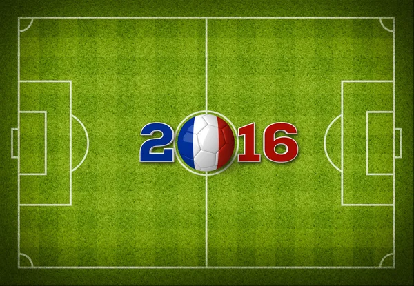 Футбольный мяч с флагом Франции на фоне зеленого полосатого футбольного поля с белыми линиями . — стоковое фото