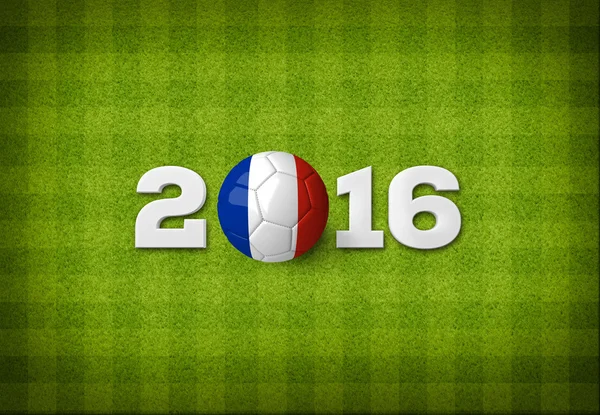 Een voetbal met een vlag van Frankrijk op een bovenaanzicht van groen gestreepte voetbalveld met witte lijnen. — Stockfoto