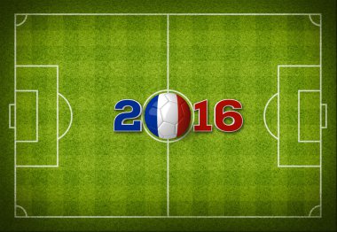 2016 metin yukarıdan beyaz çizgiler ile yeşil çizgili futbol sahası üzerinde bir Fransa bayrağı renklerle bir futbol topu.