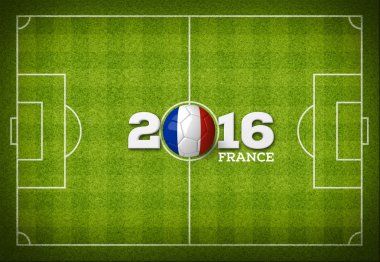 2016 metin yukarıdan beyaz çizgiler ile yeşil çizgili futbol sahası üzerinde bir Fransa bayrağı renklerle bir futbol topu.