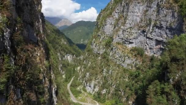 Камера пролетает над дорогой в горном ущелье, Кавказские горы, Абхазия — стоковое видео