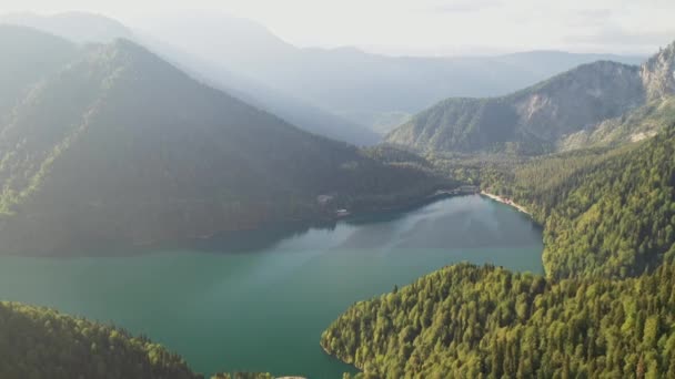 Lago Ritsa, floresta de coníferas, Stalins dacha na Abcásia — Vídeo de Stock