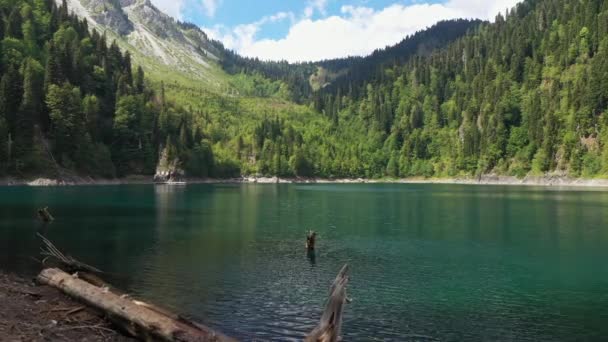 Camera flies over water, beautiful mountain lake from above — Stock Video