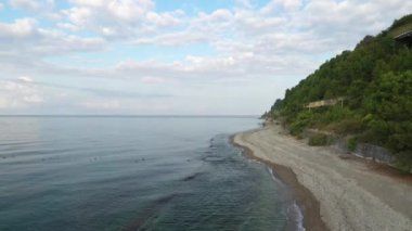 Deniz kıyısı, sabahları boş plaj, hava manzarası.