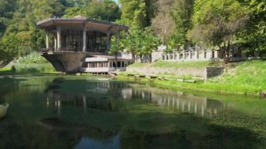 Terk edilmiş tren istasyonu Psyrtskha, Abhazya, harabe bina