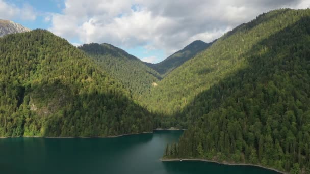 Tó a hegyekben, erdő a hegyi lejtőkön, kilátás felülről — Stock videók