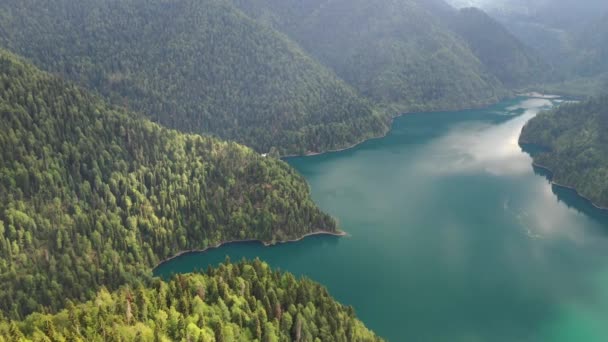 Lago Ritsa, floresta de coníferas, encostas de montanha de cima — Vídeo de Stock