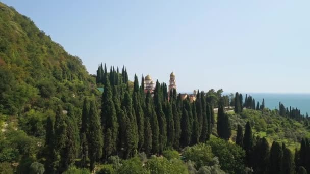 Nuevo monasterio de Athos, iglesia en las montañas, vista aérea — Vídeo de stock