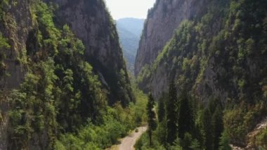 Kameralar bir dağ geçidinde, Kafkasya Dağları 'nda, Abhazya' da yol üzerinde uçuyor.