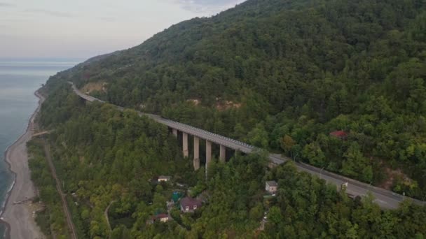 Estrada e viaduto nas montanhas, perto do litoral, vista aérea — Vídeo de Stock