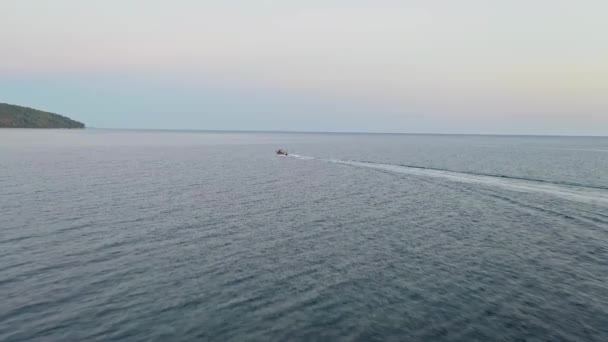 Човен у морі, що рухається уздовж узбережжя, вид зверху — стокове відео