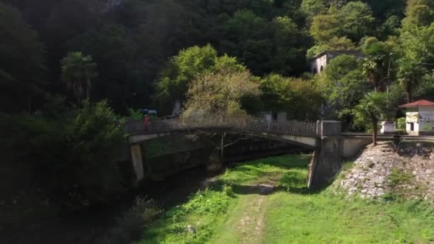 Flacher Fluss Psyrzkha und schöne kleine Brücke, Abchasien — Stockvideo