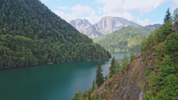 Paisaje desde arriba, lago en las montañas — Vídeos de Stock