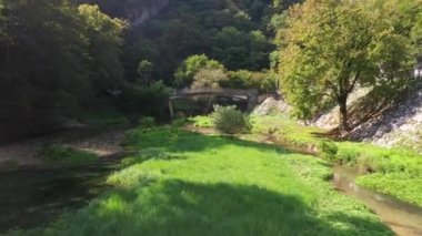 Sığ nehir ve güzel küçük köprü, Psyrtskha, Abhazya