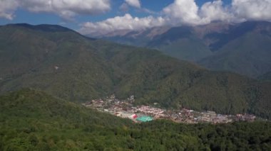 Krasnaya Polyana tatil köyü, Sochi, Rusya, yazları dağ gezisi.