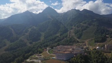 Krasnaya Polyana tatil köyü, dağ beldesi, modern güzel binalar