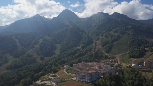 Krasnaya Polyana resort dall'alto, località di montagna, moderni edifici belli — Video Stock