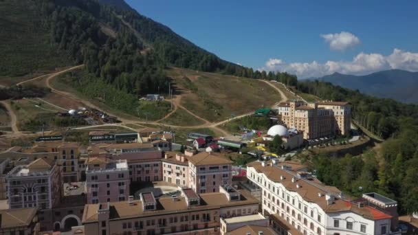 Sochi, Rusya - 2020: Krasnaya Polyana Resort, Sanatçı Pokras Lampas — Stok video