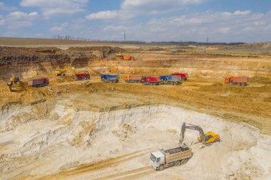 Taş ocağı, madencilik ve inşaat, kazıcılar ve kamyonlar, yukarıdan görüş